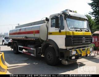 加油站的油罐车