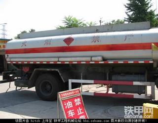 加油站的油罐车