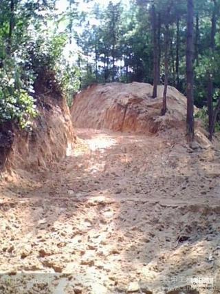 我用国内最差的轮式挖机修的路