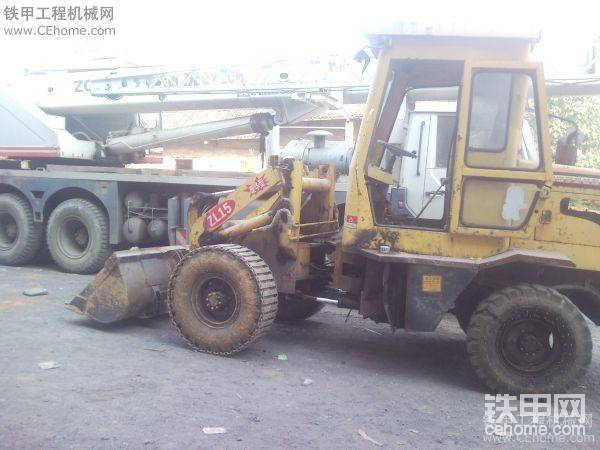 這小鏟車(chē)也帶防滑鏈的哦，這應(yīng)該是自主研制的吧！??！