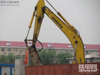 北京街頭的挖掘機2