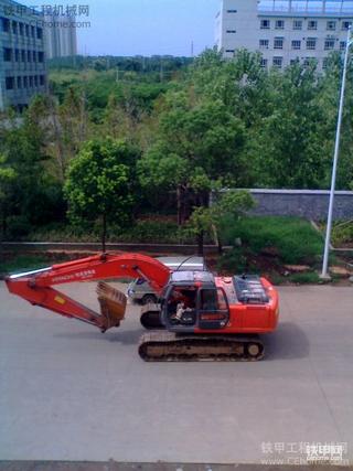 楼下走过一个大家伙—日立挖机