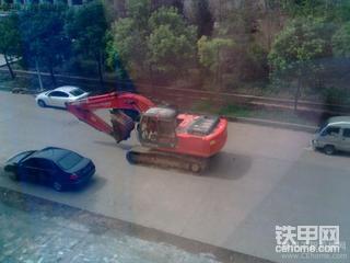 楼下走过一个大家伙—日立挖机