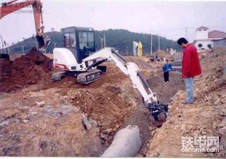 山猫小型挖掘机中国施工图片