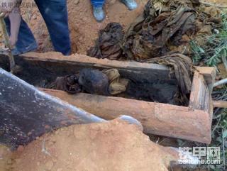 挖掘机挖出古尸—谁怕死人