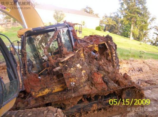 挖掘机事故图片—可怜的CAT