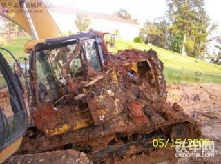 挖掘机事故图片—可怜的CAT