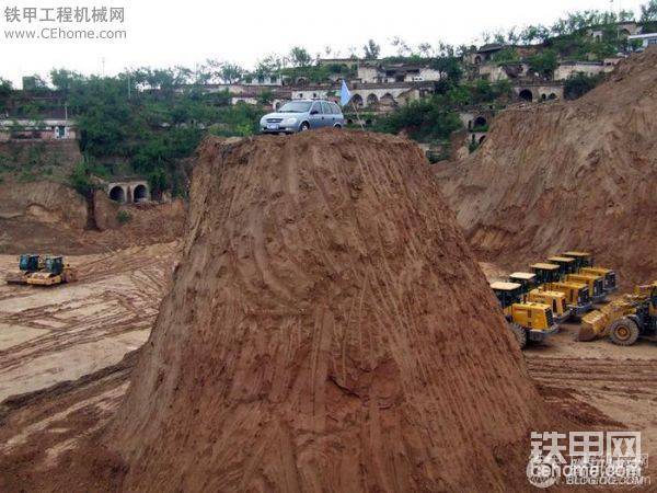 車周圍的土被挖 形成一個(gè)孤島 據(jù)說有15米高。