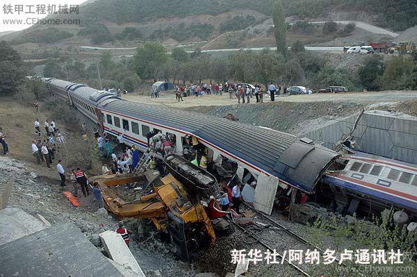 土耳其一列火車與一輛挖機(jī)相撞事故