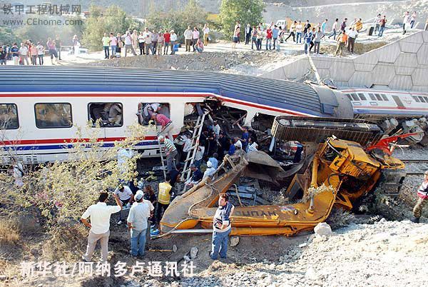 土耳其一列火車與一輛挖機(jī)相撞事故