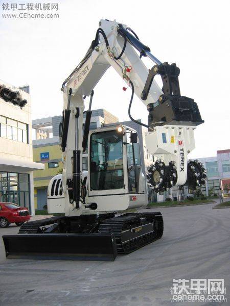 带铣刨机的TEREX挖机