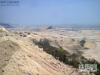 工地一个角落的挖机