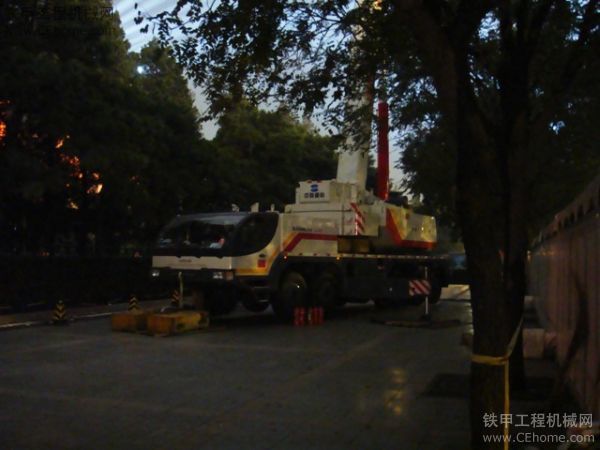 實拍人民大會堂旁中聯(lián)重科起重機(jī)
