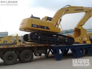 柳工挖机上运输车