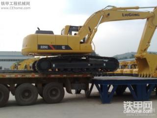 柳工挖机上运输车