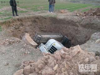 挖机翻了 简直太有才了