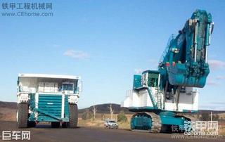 大家看看巨無霸挖機是怎么給用拖車拖得！！