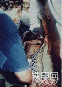 人们拿来刀子把蛇从腹部剖开，死者整个身躯露出来，头部已部分被蛇的胃液溶蚀