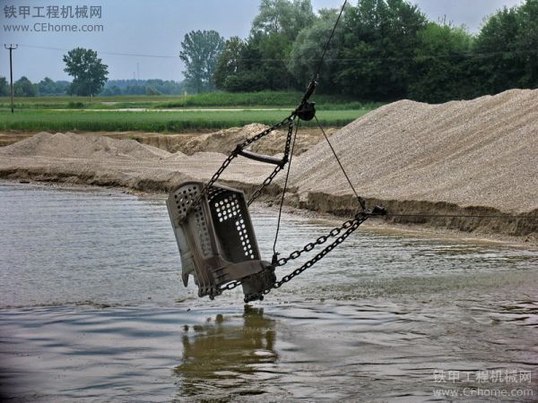 動作很瀟灑的德馬格拉鏟