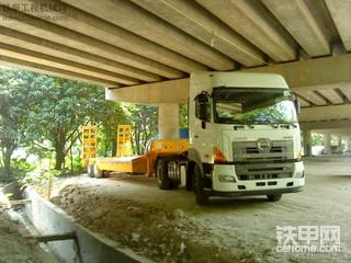 我家的新日野700挖掘机运输车.