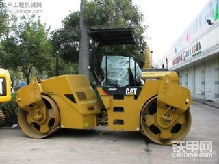 卡特彼勒某代理商门口的机器