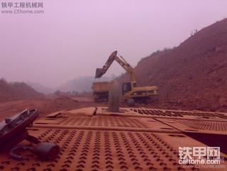 公司里的卡特挖掘机