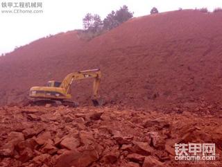 公司里的卡特挖掘机