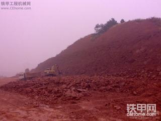 公司里的卡特挖掘机