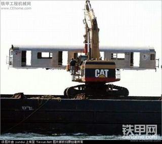卡特挖掘机抛火车厢入海