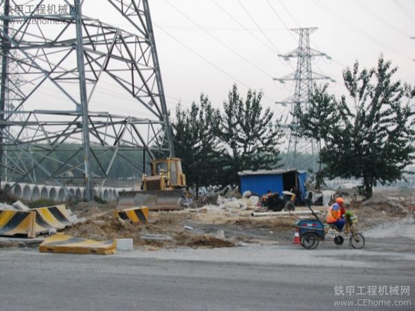 路邊工地看到的滑移裝載機