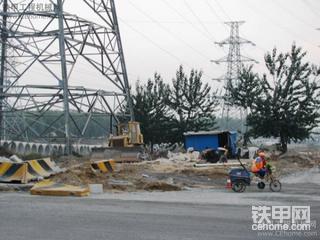 路邊工地看到的滑移裝載機(jī)