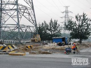 路邊工地看到的滑移裝載機