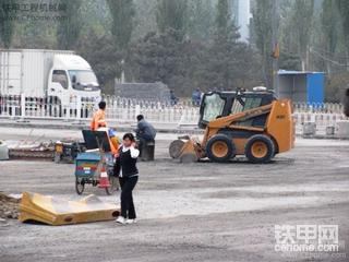 路邊工地看到的滑移裝載機(jī)