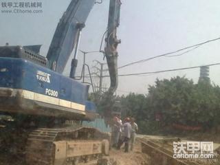 路遇蓝色小松PC300挖掘机