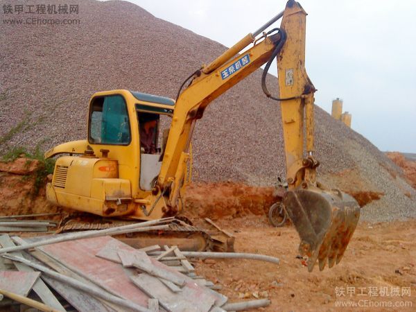 細拍玉柴35挖掘機上拖車