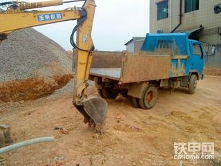 细拍玉柴35挖掘机上拖车