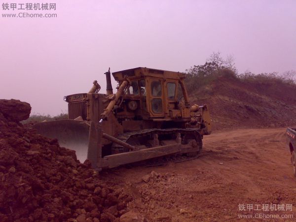 今天上班時候身邊的推土機