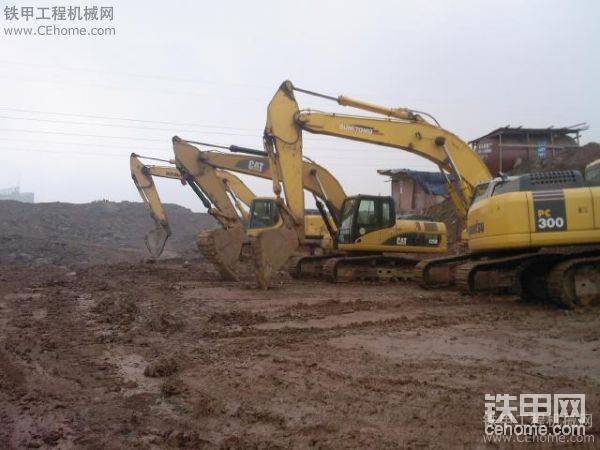 还有图中第一个举手的是大队书记，住友330
