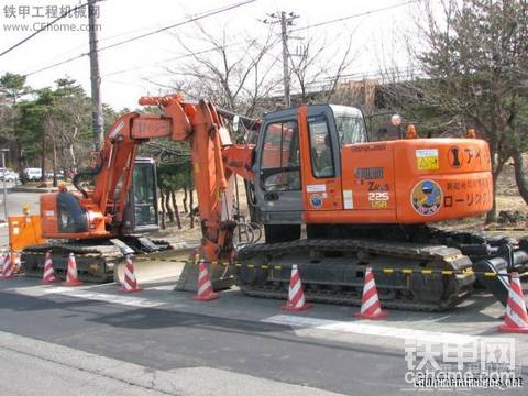 奇怪日立挖機ZX225USR-1