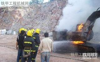 挖掘机着火图片 挖掘机火灾图片