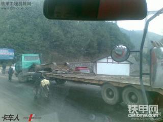 挖機事故圖，挖掘機事故卡車撞車
