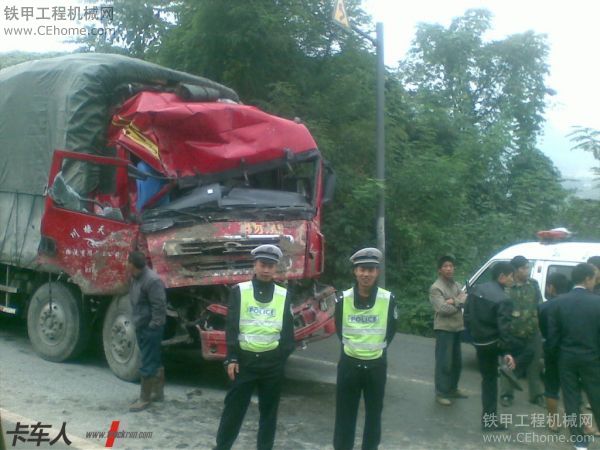 挖機事故圖，挖掘機事故卡車撞車