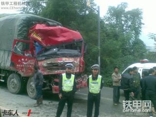 挖機事故圖，挖掘機事故卡車撞車