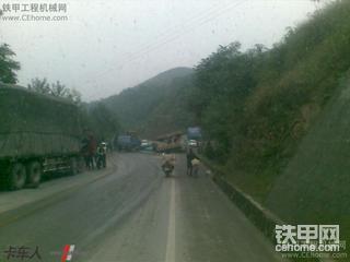 挖機事故圖，挖掘機事故卡車撞車