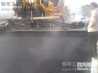 新三一LTU120型摊铺机铺沥青油面施工图