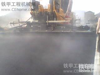 新三一LTU120型摊铺机铺沥青油面施工图