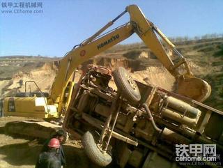 小松PC360救助翻到的卡车