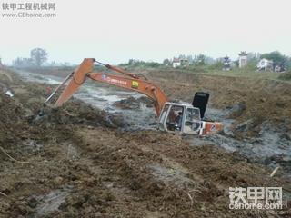 日立挖機掉進渠里了