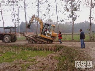 巨牛的小挖机上拖车