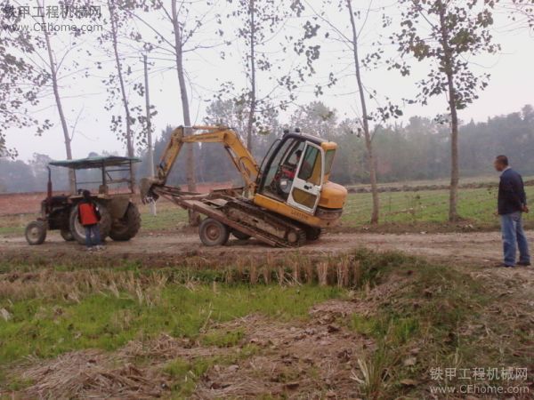 巨牛的小挖機(jī)上拖車